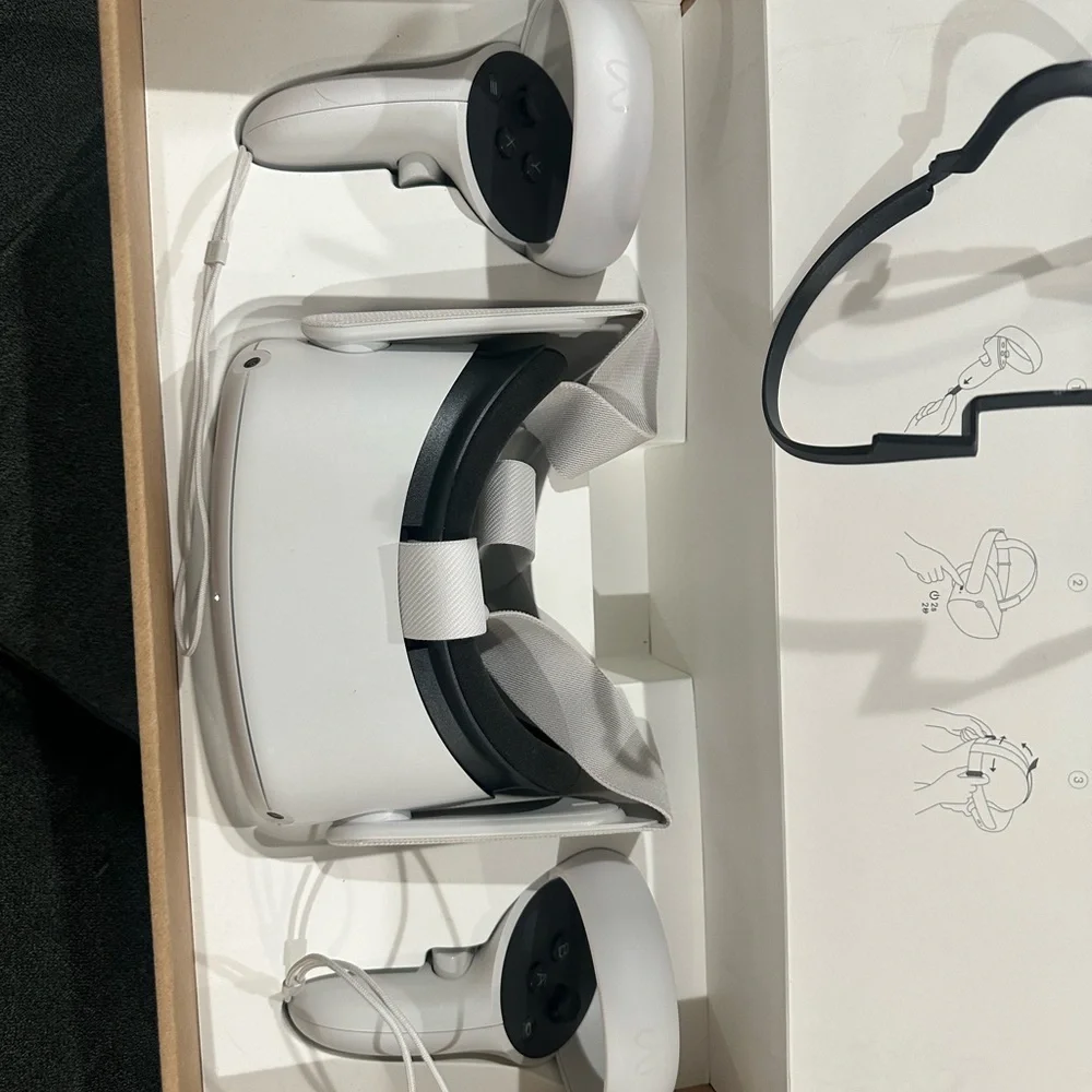 Oculus VR Headset with Controllers in White